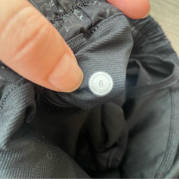 Lululemon Hotty Hot II Short *Special Edition 20yr Manifesto Foil 2.5" Size 6 - Picture 8 of 8